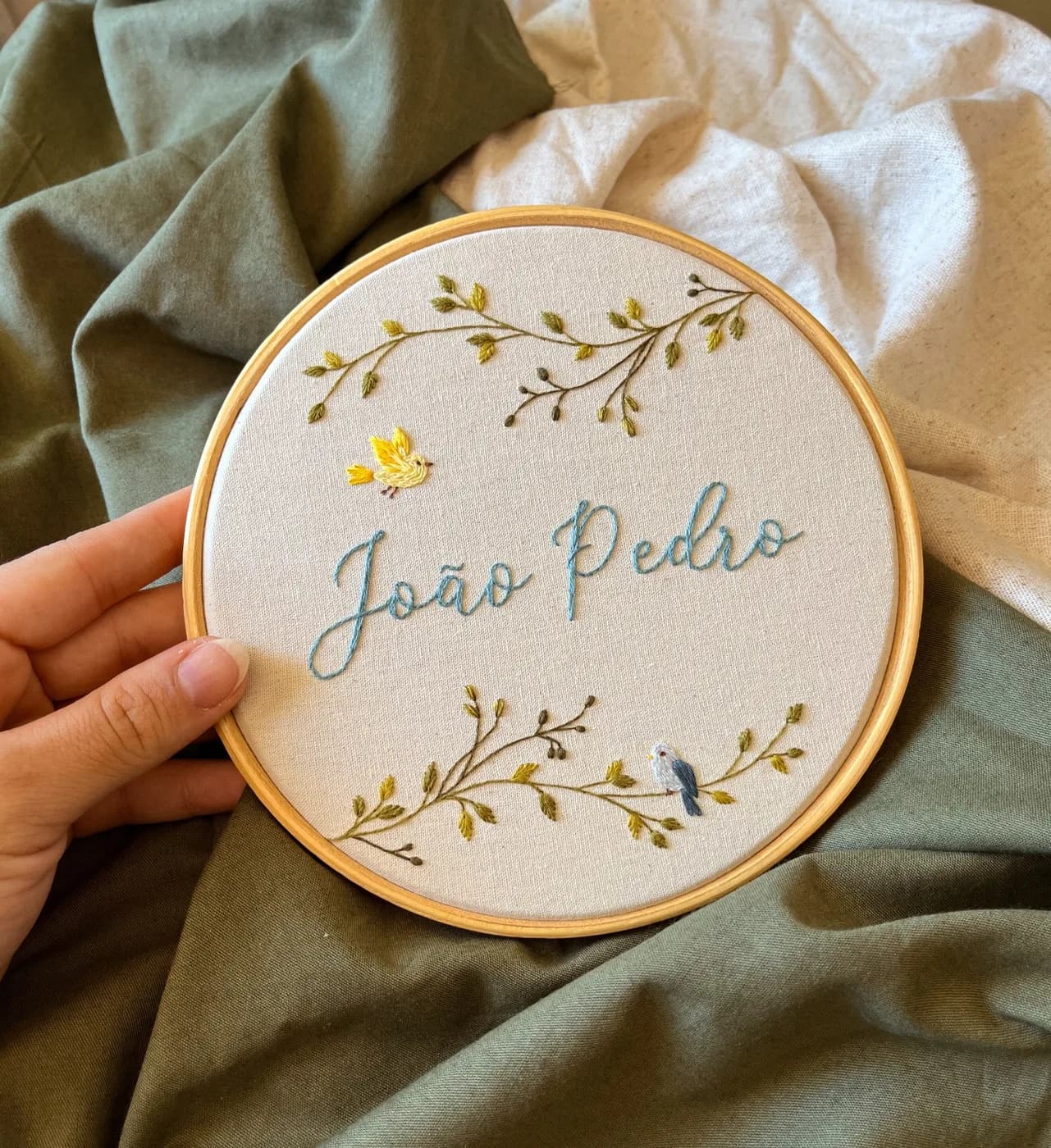 Bordado com nome de bebê e elementos ilustrados em bastidor (3 de 7)