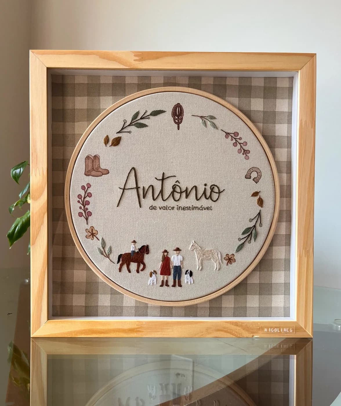 Bordado com nome de bebê aplicado em moldura com fundo em aquarela (1 de 4)