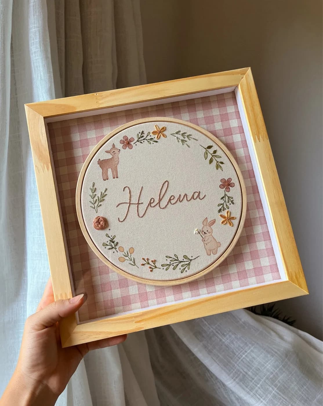 Bordado com nome de bebê aplicado em moldura com fundo em aquarela (2 de 4)