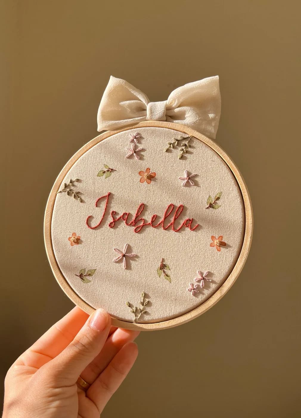 Bordado minimalista com nome de bebê em bastidor (3 de 3)