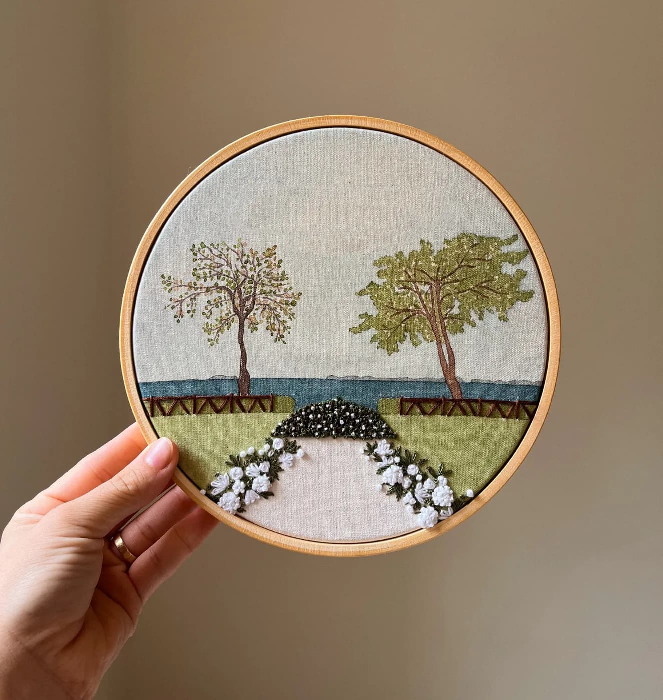 Porta-alianças bordado com paisagem em aquarela (3 de 3)